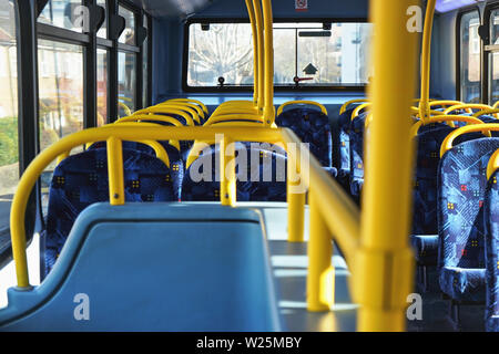 Soleil brille sur vide de l'intérieur de bus à impériale de Londres, tenue jaune et bleu les rails de sièges Banque D'Images