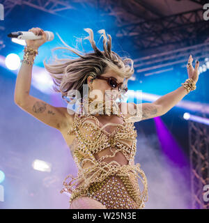 Turku, Finlande. 5 juillet 2019. French singer songwriter Rita Ora effectue au 50e Festival Ruisrock. (Photo : Stefan Crämer) Banque D'Images