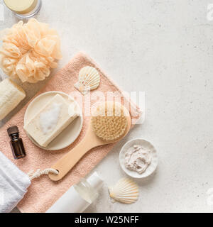 Accessoires de salle de bain en pierre blanche sur arrière-plan, Vue de dessus, copiez l'espace. Concept de soins du corps tous les jours, produits de bain bio. Banque D'Images