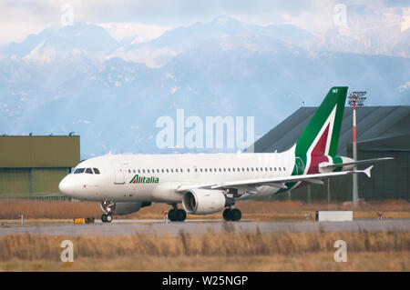 Pise, Italie - 15 janvier 2017 - Alitalia Airbus roulait sur la piste avant de décoller à l'aéroport Galileo Galilei Banque D'Images