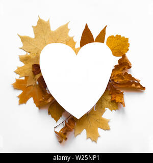 Les feuilles d'automne jaune mise à plat en forme de coeur, l'espace de copie. Diverses feuilles jaune isolé sur fond blanc, mise en page, de saison créative concept d'automne Banque D'Images