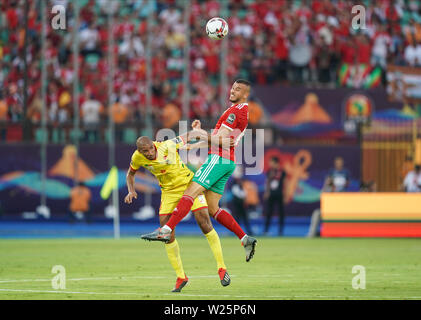 En France, le 5 juillet 2019 : La Jordanie Souleymane Adeoti du Bénin et Ghanem Saiss du Maroc difficile pour la balle pendant la coupe d'Afrique des Nations 2019 match entre le Maroc et le Bénin au stade Al Salam du Caire, Égypte. Ulrik Pedersen/CSM. Banque D'Images