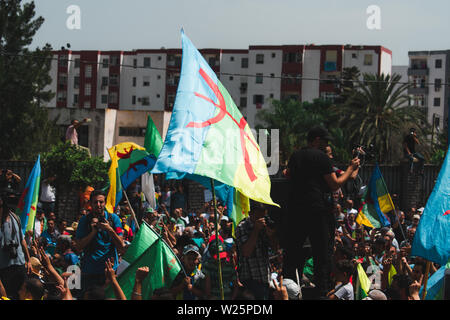 Bejaia, Algérie - 06/21/2019 : Manifestation contre Gaid Salah après son dernier discours sur l'interdiction de l'emblème de l'amazigh dans les manifestations. Banque D'Images