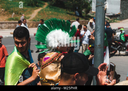 Bejaia, Algérie - 06/21/2019 : Manifestation contre Gaid Salah après son dernier discours sur l'interdiction de l'emblème de l'amazigh dans les manifestations. Banque D'Images