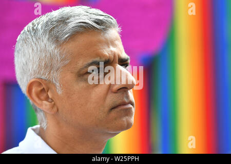 Maire de Londres Sadiq Khan en avant de la Parade de la fierté à Londres dans le centre de Londres. Banque D'Images