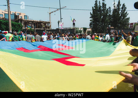 Bejaia, Algérie - 06/21/2019 : Manifestation contre Gaid Salah après son dernier discours sur l'interdiction de l'emblème de l'amazigh dans les manifestations. Banque D'Images