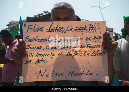 Bejaia, Algérie - 06/21/2019 : Manifestation contre Gaid Salah après son dernier discours sur l'interdiction de l'emblème de l'amazigh dans les manifestations. Banque D'Images