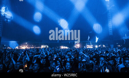 Roskilde, Danemark. 05 juillet, 2019. Roskilde, Danemark. Juillet 05th, 2019. Festivaliers assister à une concer avec les Britanniques au cours de la Danish music festival Festival de Roskilde en 2019. (Photo crédit : Gonzales Photo/Alamy Live News Banque D'Images