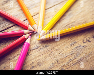 Crayons de couleur sur Couleur vieille table en bois avec copie espace Banque D'Images