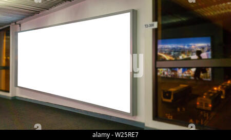 White blank billboard avec copie espace pour votre message texte ou contenu, maquette publicitaire bannière à l'aéroport, de l'information du public avec big w Banque D'Images