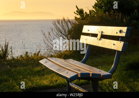 Siège, banc de parc, sur la falaise, près de la mer, la baie de Titahi, Porirua, Wellington, Île du Nord, Nouvelle-Zélande Banque D'Images