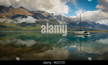 Les eaux calmes du lac Wakatipu, près de la ville de Glenorchy, Nouvelle-Zélande. Banque D'Images