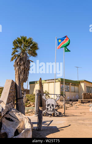 Drapeau namibien à Ugabmund (Ugab) porte, entrée de la Skeleton Coast National Park, Namibie Banque D'Images