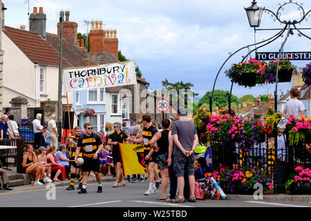 Thornbury, South Glos, Angleterre, Royaume-Uni, 6 juillet 2019. Le défilé est un événement communautaire et l'un des points forts de l'agenda de Thornbury, dessin dans plus de 8 000 visiteurs. Le défilé a commencé à 11h et s'est déplacé le long de la rue du château avant de passer sur le terrain de jeu. Le thème de cette année est le sport pour tous. Crédit : Mr Standfast/Alamy Live News Banque D'Images