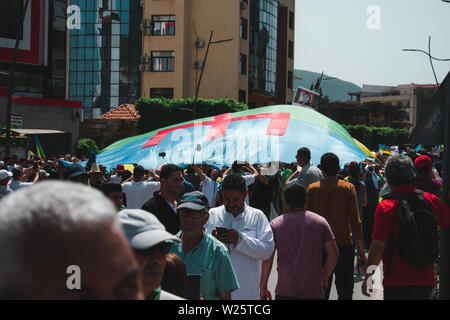 Bejaia, Algérie - 06/21/2019 : Manifestation contre Gaid Salah après son dernier discours sur l'interdiction de l'emblème de l'amazigh dans les manifestations. Banque D'Images