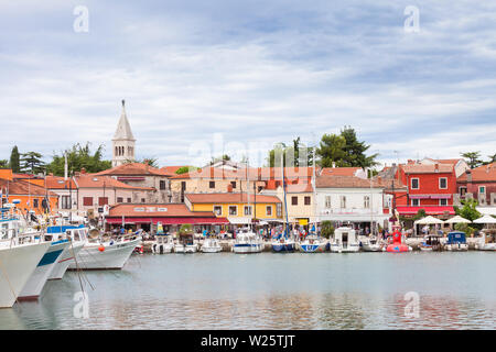 Novigrad, Istrie, Croatie, Europe - 3 septembre 2017 - Bateaux et maisons autour du port de Novigrad Banque D'Images