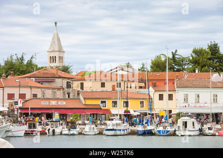 Novigrad, Istrie, Croatie, Europe - 3 septembre 2017 - Voiliers et bateaux à moteur au port de Novigrad Banque D'Images