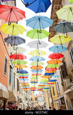 Novigrad, Istrie, Croatie, Europe - 3 septembre 2017 - Les Autochtones et les touristes marchant à travers sous des parasols colorés Banque D'Images
