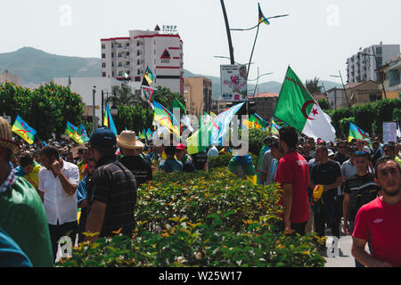 Bejaia, Algérie - 06/21/2019 : Manifestation contre Gaid Salah après son dernier discours sur l'interdiction de l'emblème de l'amazigh dans les manifestations. Banque D'Images