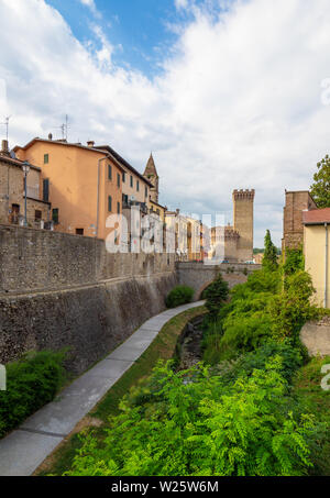 Umbertide (Italie) - un peu charmante ville médiévale avec château en pierre sur le Tibre, province de Pérouse. Ici le centre historique. Banque D'Images