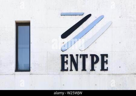 Vaulx-en-Velin, France - 13 juin 2019 : ENTPE logo sur un mur. ENTPE, Ecole Nationale des Travaux publics de l'État en France Banque D'Images