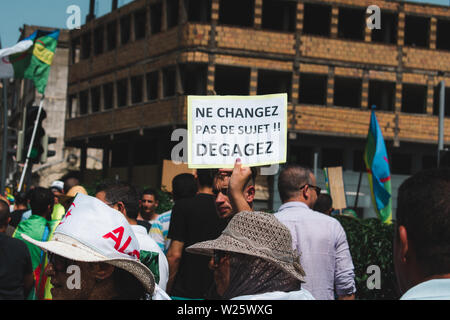 Bejaia, Algérie - 06/21/2019 : Manifestation contre Gaid Salah après son dernier discours sur l'interdiction de l'emblème de l'amazigh dans les manifestations. Banque D'Images