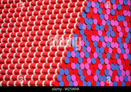 Christo's pyramide tronquée de 7 500 barils de couleur est intitulé "Mastaba" vu ici sur la Serpentine dans Hyde Park, Londres, UK. Banque D'Images