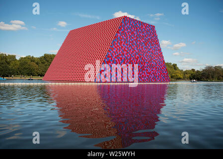 Christo's pyramide tronquée de 7 500 barils de couleur est intitulé "Mastaba" vu ici sur la Serpentine dans Hyde Park, Londres, UK. Banque D'Images