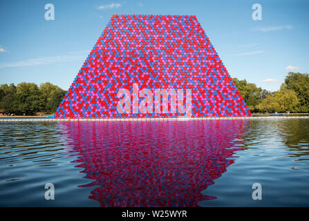 Christo's pyramide tronquée de 7 500 barils de couleur est intitulé "Mastaba" vu ici sur la Serpentine dans Hyde Park, Londres, UK. Banque D'Images