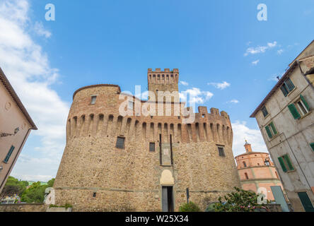 Umbertide (Italie) - un peu charmante ville médiévale avec château en pierre sur le Tibre, province de Pérouse. Ici le centre historique. Banque D'Images