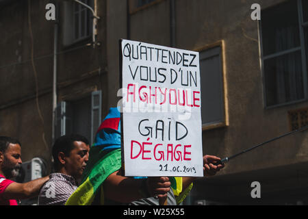 Bejaia, Algérie - 06/21/2019 : Manifestation contre Gaid Salah après son dernier discours sur l'interdiction de l'emblème de l'amazigh dans les manifestations. Banque D'Images