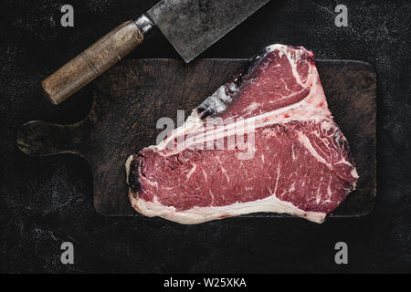 Premier Cru de Bœuf sec T-bone steak sur Vintage à découper Banque D'Images