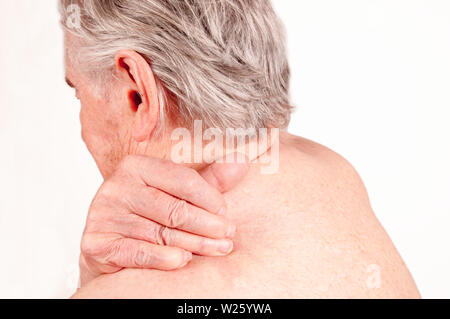 Avec des douleurs à l'épaule isolated on white Banque D'Images