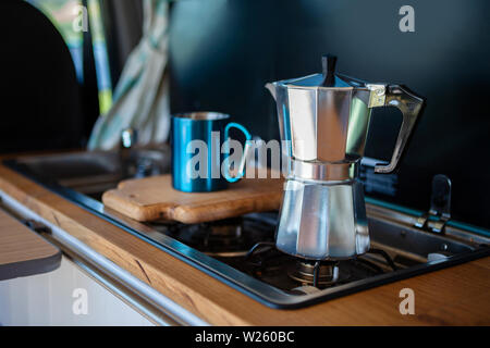 Royal Vkb Aqua de cuisson bouilloire et d'une tasse, d'un van cuisinière à gaz Banque D'Images