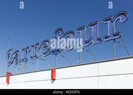 Crèches, France - 21 septembre 2015 : Carrefour signe sur une façade. Carrefour est une multinationale française détaillant basé en France Banque D'Images