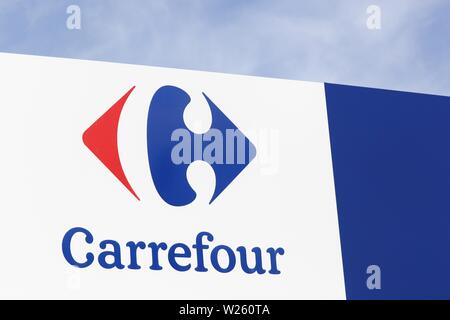 Crèches, France - 10 octobre 2016 : Carrefour signe sur un panneau. Carrefour est une multinationale française détaillant basé en France Banque D'Images