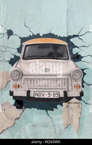 Berlin, Allemagne - le 9 septembre 2014 : Peinture de Birgit Kinder d'une Trabant dans l'East Side Gallery du mur de Berlin, Banque D'Images