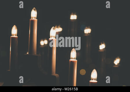 Un gros plan d'une version électrique de la traditionnelle 7 pont de bougie décoration de Noël. Banque D'Images