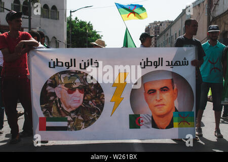 Bejaia, Algérie - 06/21/2019 : Manifestation contre Gaid Salah après son dernier discours sur l'interdiction de l'emblème de l'amazigh dans les manifestations. Banque D'Images