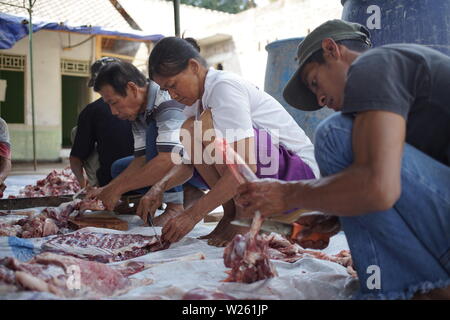 Trancher la viande de chèvre musulmane lorsque l'Eid Al Adha de Semarang, Indonésie Banque D'Images