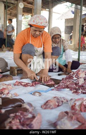 Trancher la viande de chèvre musulmane lorsque l'Eid Al Adha de Semarang, Indonésie Banque D'Images