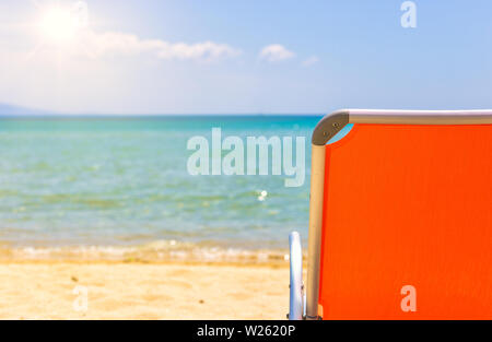 Close-up of empty chaise de plage avec belle vue mer. Fond de plage tropicale comme paysage estival de vacances. Copier l'espace. Banque D'Images