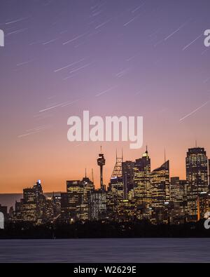 Magnifique prise de vue à longue portée de Sydney, en Australie, la nuit, avec des étoiles en chute libre Banque D'Images