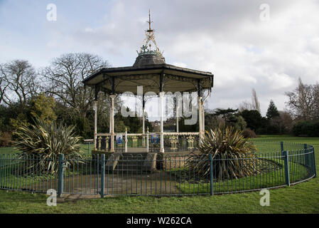 L'emblématique kiosque où David Bowie et ses amis de l'Art Lab Beckenham effectuée à la fête d'été en 1969. Le kiosque est dans le Croydon Road Recreation Ground à Beckenham, dans le sud de Londres Banque D'Images