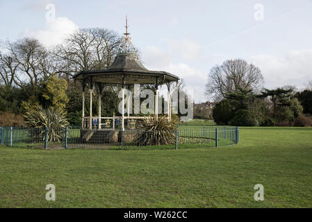 L'emblématique kiosque où David Bowie et ses amis de l'Art Lab Beckenham effectuée à la fête d'été en 1969. Le kiosque est dans le Croydon Road Recreation Ground à Beckenham, dans le sud de Londres Banque D'Images