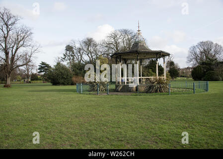 L'emblématique kiosque où David Bowie et ses amis de l'Art Lab Beckenham effectuée à la fête d'été en 1969. Le kiosque est dans le Croydon Road Recreation Ground à Beckenham, dans le sud de Londres Banque D'Images