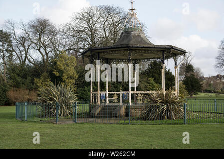 L'emblématique kiosque où David Bowie et ses amis de l'Art Lab Beckenham effectuée à la fête d'été en 1969. Le kiosque est dans le Croydon Road Recreation Ground à Beckenham, dans le sud de Londres Banque D'Images