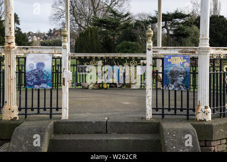 L'emblématique kiosque où David Bowie et ses amis de l'Art Lab Beckenham effectuée à la fête d'été en 1969. Le kiosque est dans le Croydon Road Recreation Ground à Beckenham, dans le sud de Londres Banque D'Images