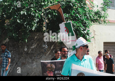 Bejaia, Algérie - 06/21/2019 : Manifestation contre Gaid Salah après son dernier discours sur l'interdiction de l'emblème de l'amazigh dans les manifestations. Banque D'Images