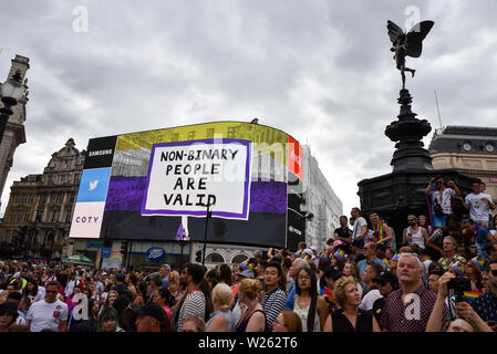 Piccadilly Circus, Londres, Royaume-Uni. 6 juillet 2019. La fierté de Londres 2019 Parade passe par Piccadilly Circus. Crédit : Matthieu Chattle/Alamy Live News Banque D'Images